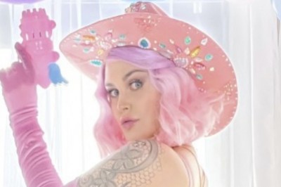 Get Hypnotized by Violet Doll’s Ass All Month Long!